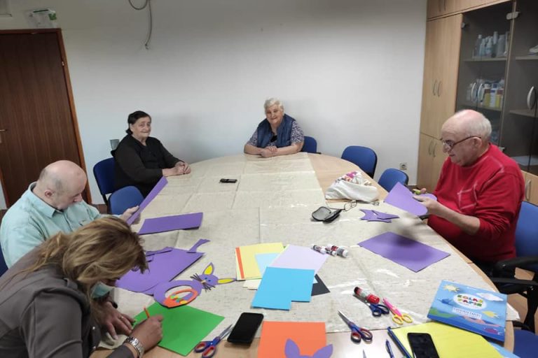 Ukrasne dekoracije i čestitke za nadolazeće blagdane