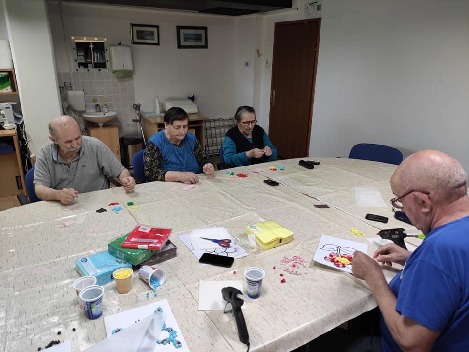 Naša socijalna radnica održala je radionicu salvetnom tehnikom u svrhu aktivnog provođenja slobodnog vremena i održavanja fine motorike naših korisnika.