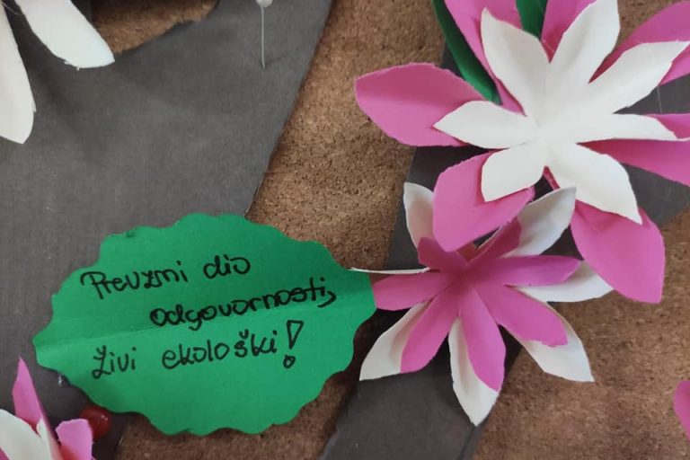 U sklopu projekta Umirovljenici- aktivan dio zajednice održana je međugeneracijska radionica između naših korisnika dnevnog boravka i učenika Osnovne i Srednje škole Glina . Zadatak je bio izraditi proljetno stablo s cvjetovima i listovima na kojima se nalaze eko poruke povodom Dana planeta Zemlje.