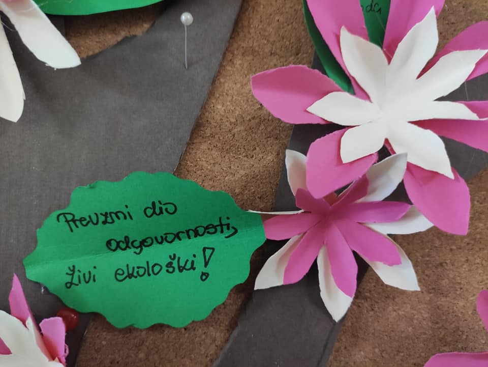 U sklopu projekta Umirovljenici- aktivan dio zajednice održana je međugeneracijska radionica između naših korisnika dnevnog boravka i učenika Osnovne i Srednje škole Glina . Zadatak je bio izraditi proljetno stablo s cvjetovima i listovima na kojima se nalaze eko poruke povodom Dana planeta Zemlje.