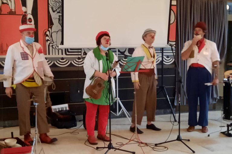 CRVENI NOSOVI klaunovi doktori