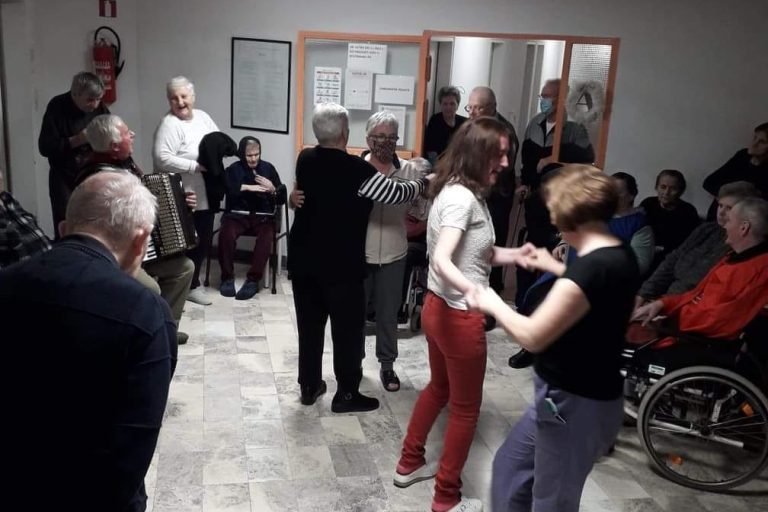 Staru godinu ispraćamo uz pjesmu, ples i veselje.