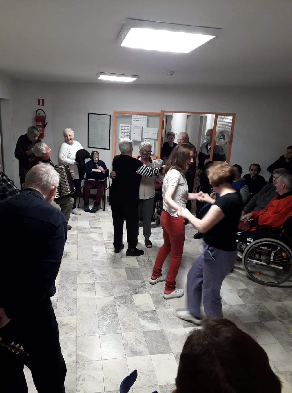 Staru godinu ispraćamo uz pjesmu, ples i veselje.