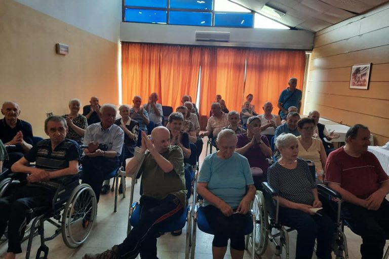 Kazališna amaterska družba "Beskućnici" iz Kutine i dramska sekcija umirovljenika iz Gline