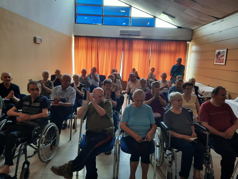 Kazališna amaterska družba "Beskućnici" iz Kutine i dramska sekcija umirovljenika iz Gline