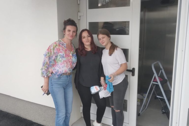 VOLOTERSKI KLUB SREDNJE ŠKOLE GLINA POMAŽE DOMU ZA STARIJE