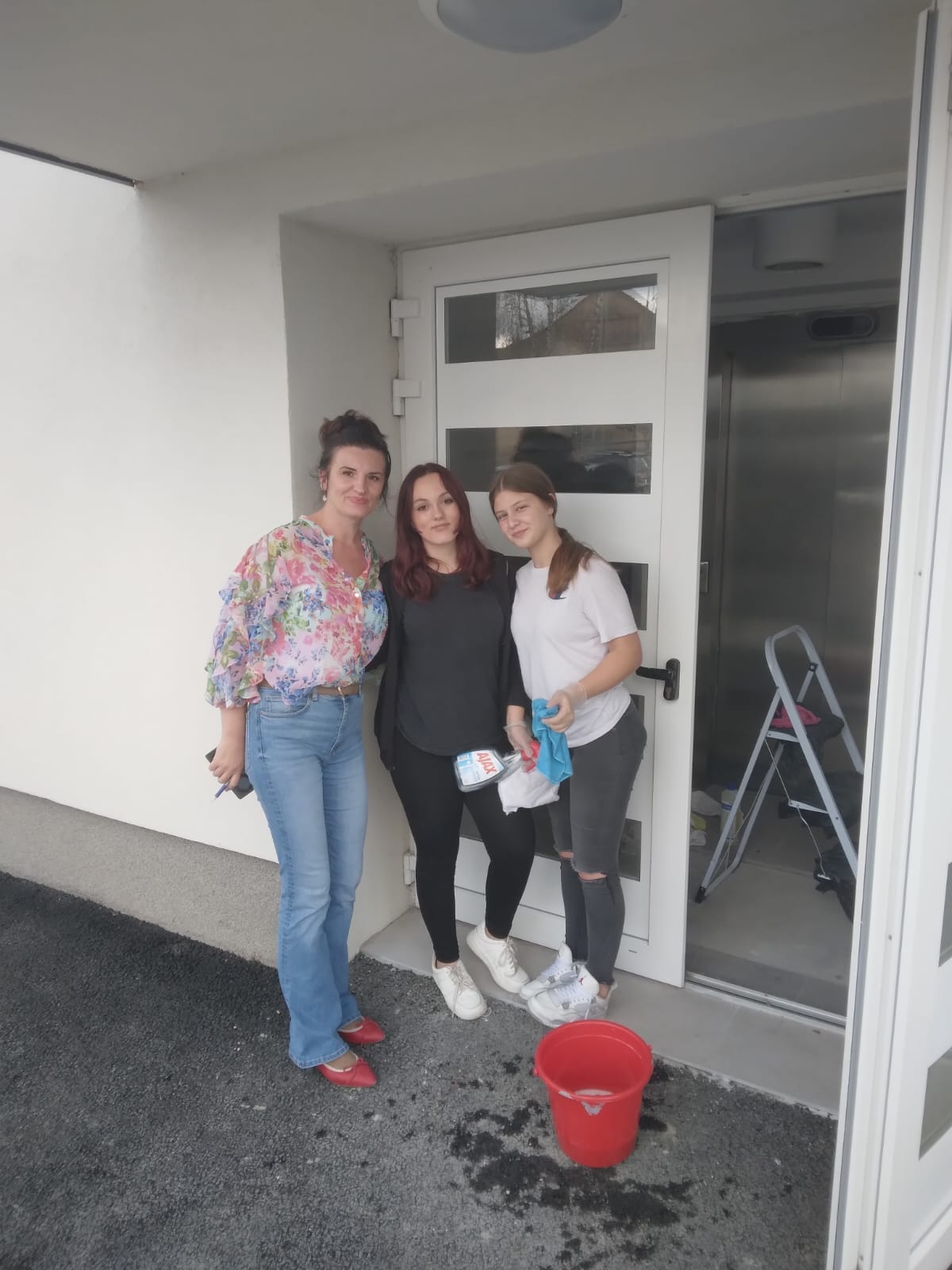 VOLOTERSKI KLUB SREDNJE ŠKOLE GLINA POMAŽE DOMU ZA STARIJE