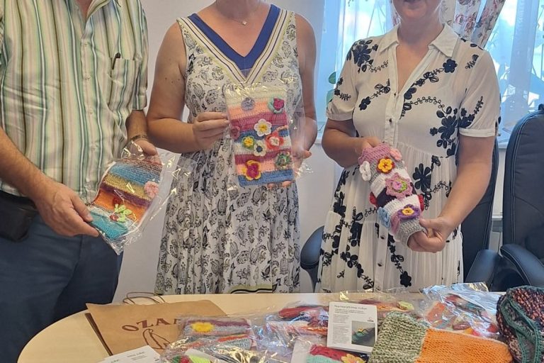 Udruga Ozana - donacija pletenih deka i rukavica
