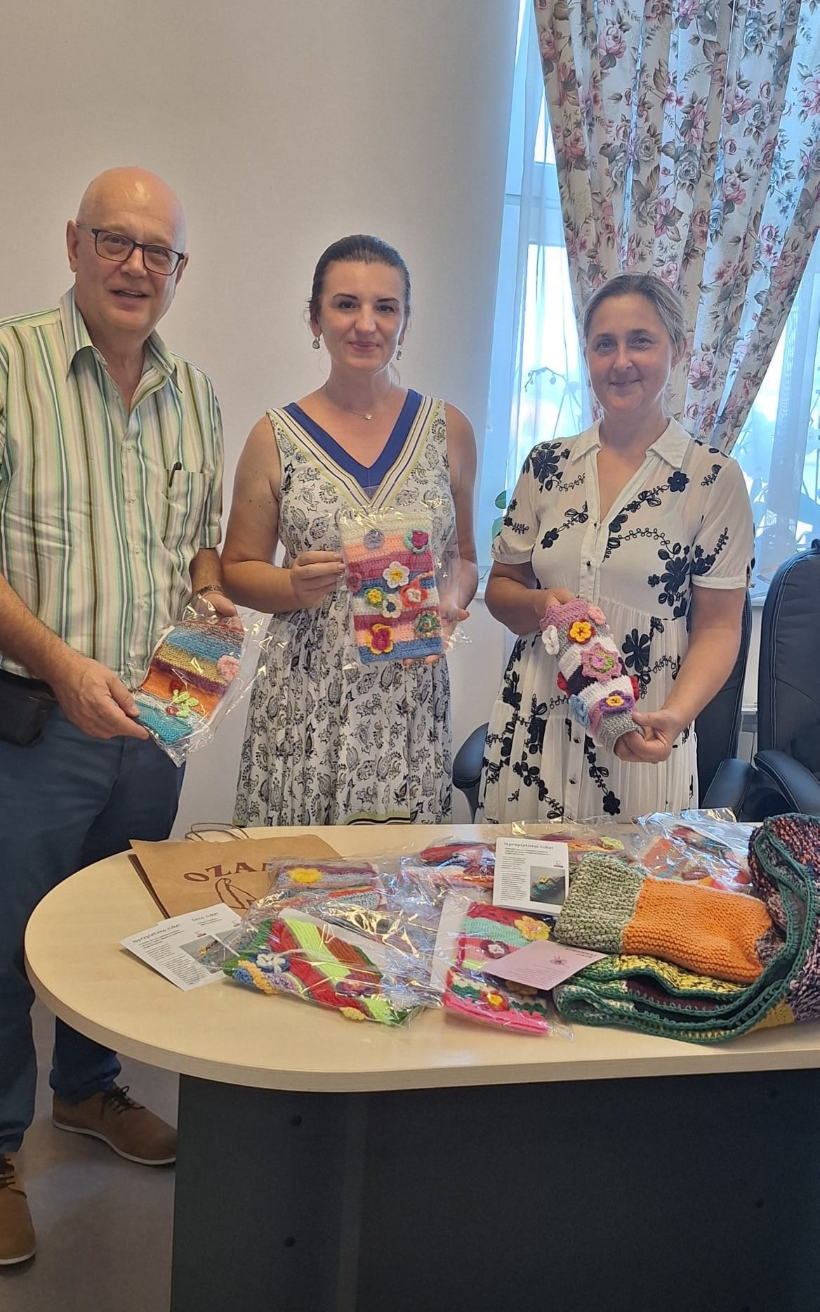 Udruga Ozana - donacija pletenih deka i rukavica