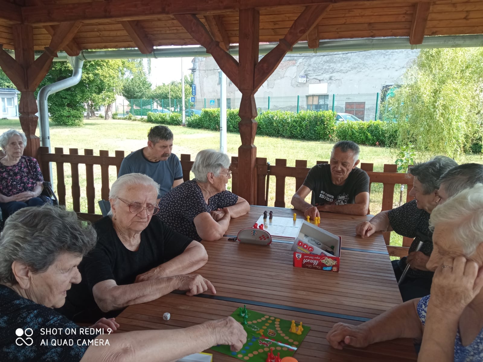 U hladovini sjenice na svježem zraku