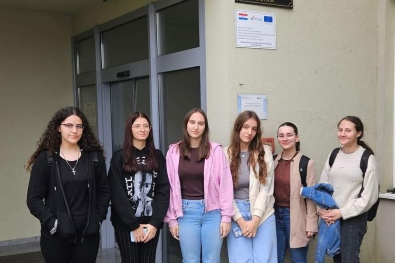 Volonterke Srednje škole Glina u posjeti