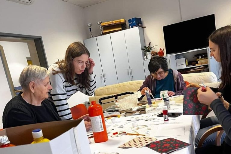 Krenuli smo s izradom božićnih ukrasa