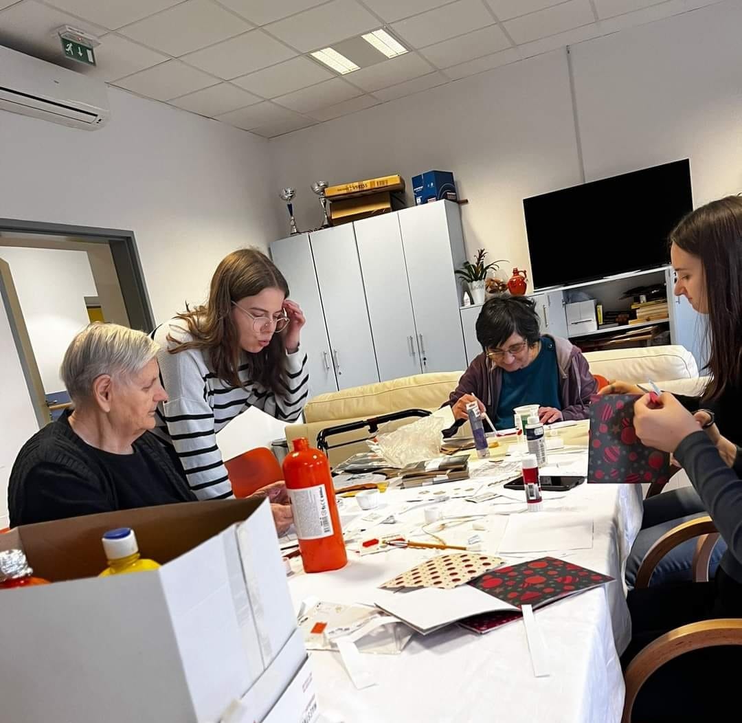 Krenuli smo s izradom božićnih ukrasa