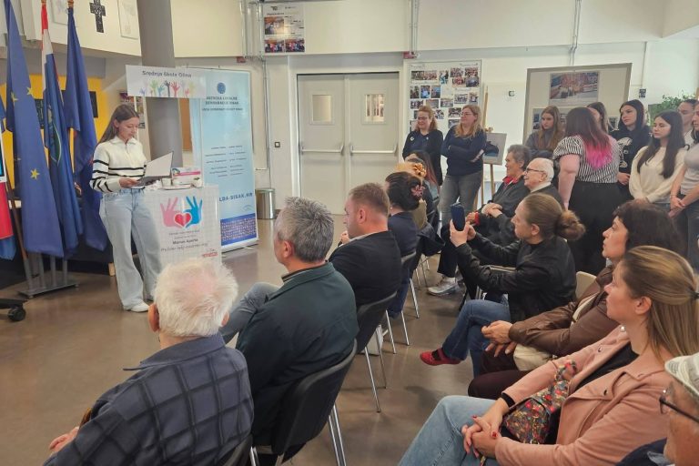 Posjet izložbi Srednje škole Glina "Rastemo zajedno"