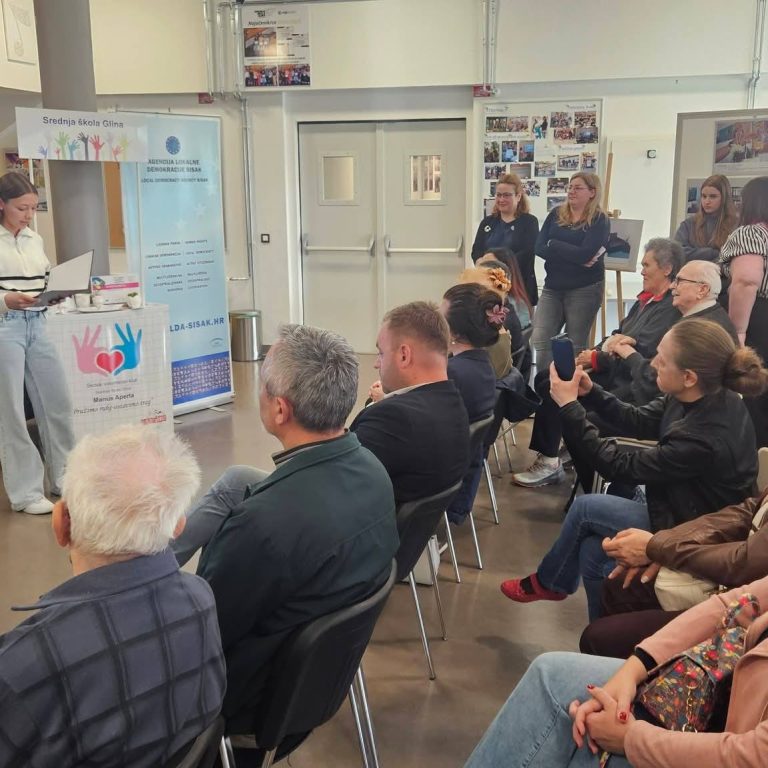 Posjet izložbi Srednje škole Glina "Rastemo zajedno"