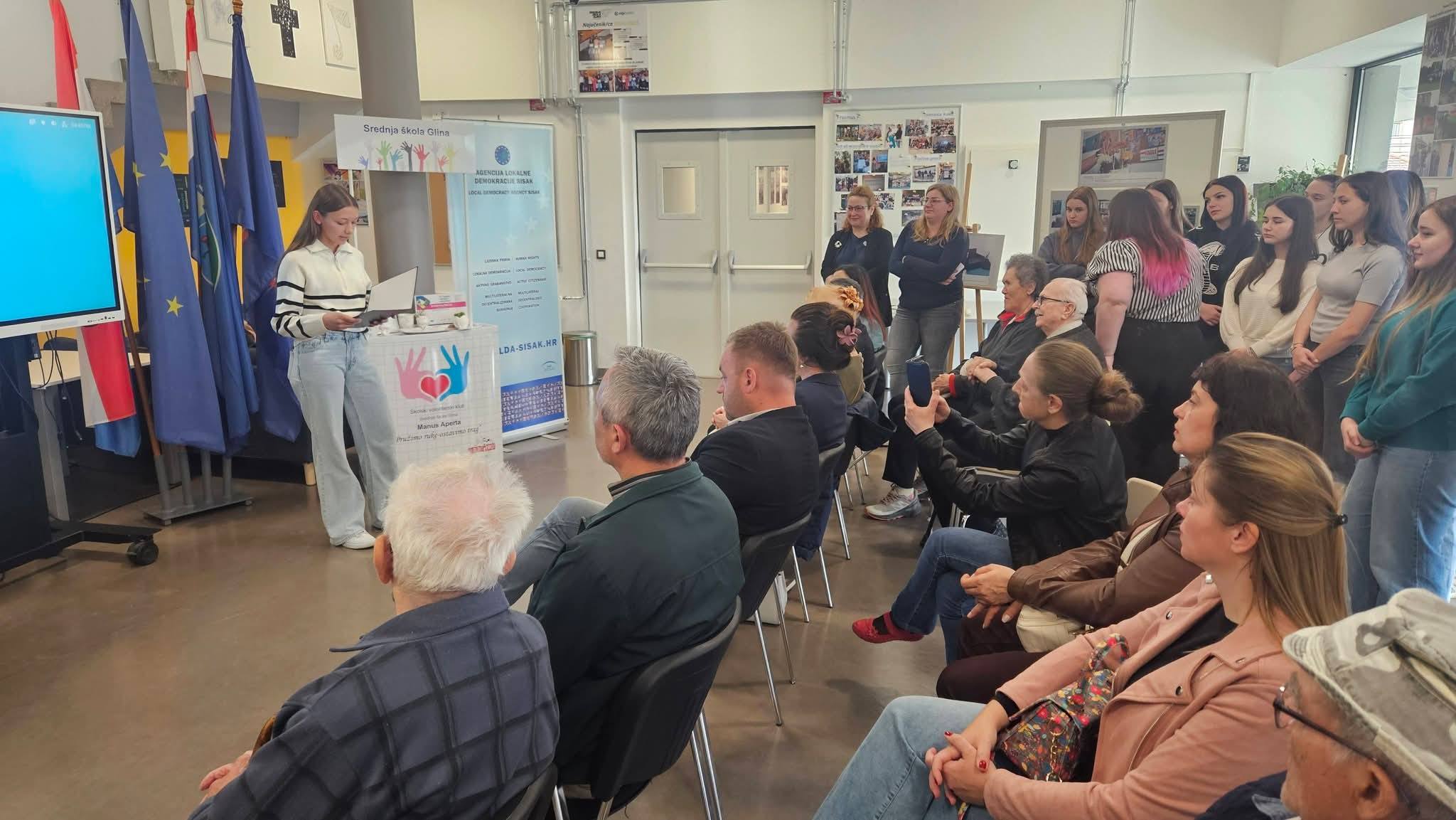 Posjet izložbi Srednje škole Glina "Rastemo zajedno"